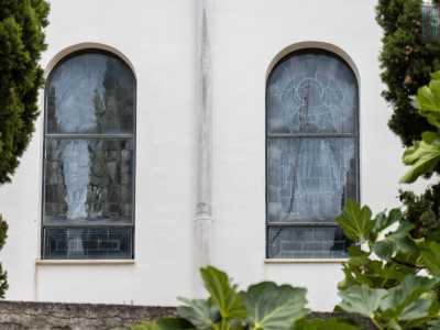 ...e le vetrate istoriate della chiesa annessa al monastero